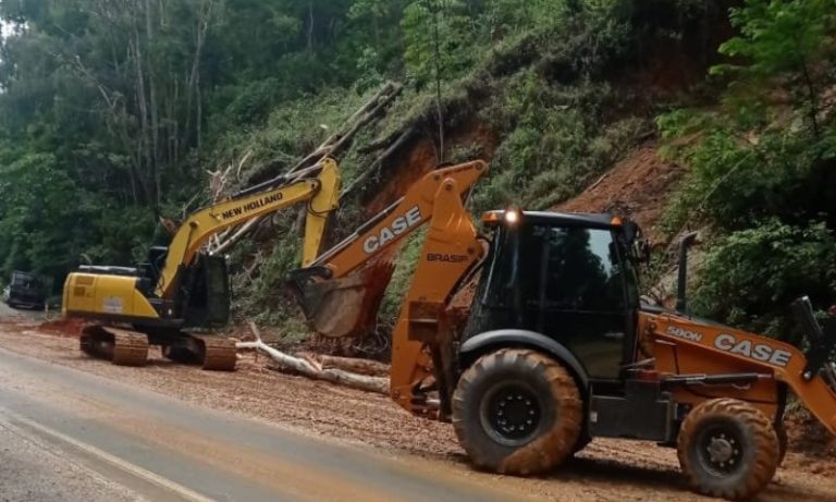 Limpeza da BR-262 segue e pista é liberada em pare e siga na região Serrana do ES