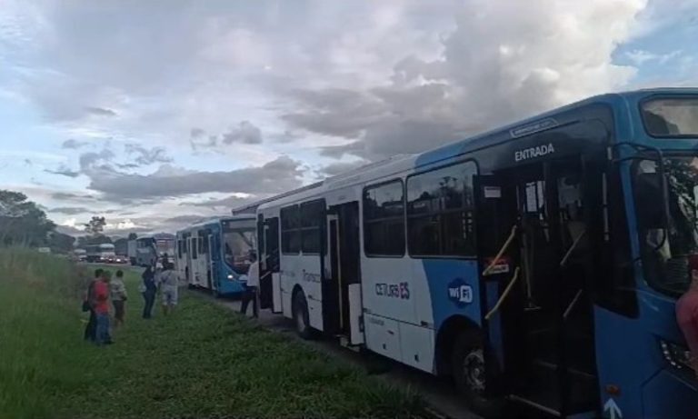 Manifestantes fecham BR-101 em protesto na Serra
