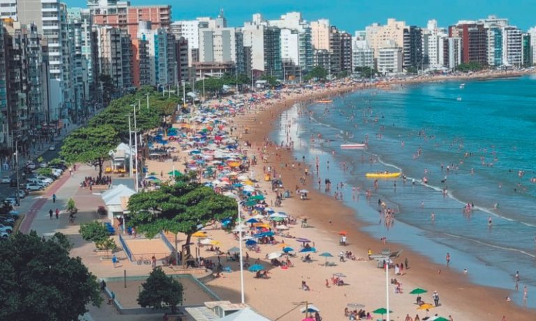 Mar próprio para banho e monitorado por guarda-vidas em Guarapari