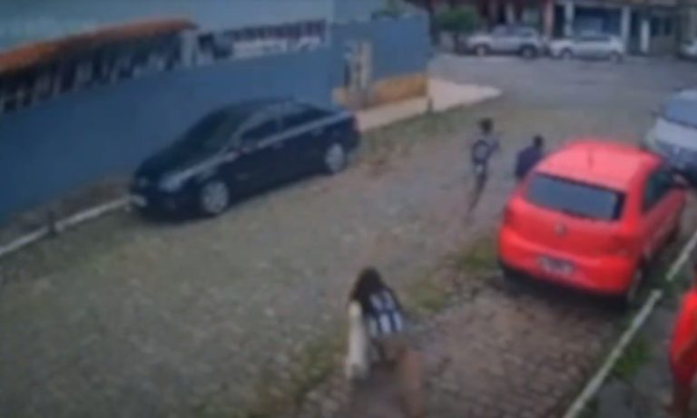 Menina de 9 anos é atacada por cachorro em rua de Vila Velha