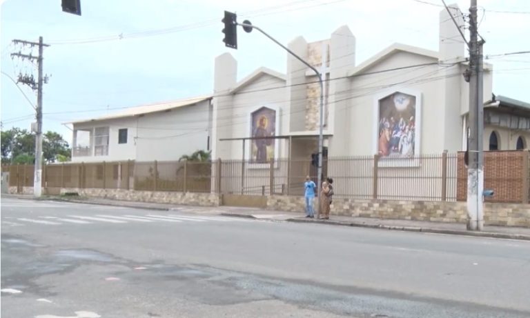 Morador em situação de rua morre ao ser baleado na cabeça em frente a igreja no ES
