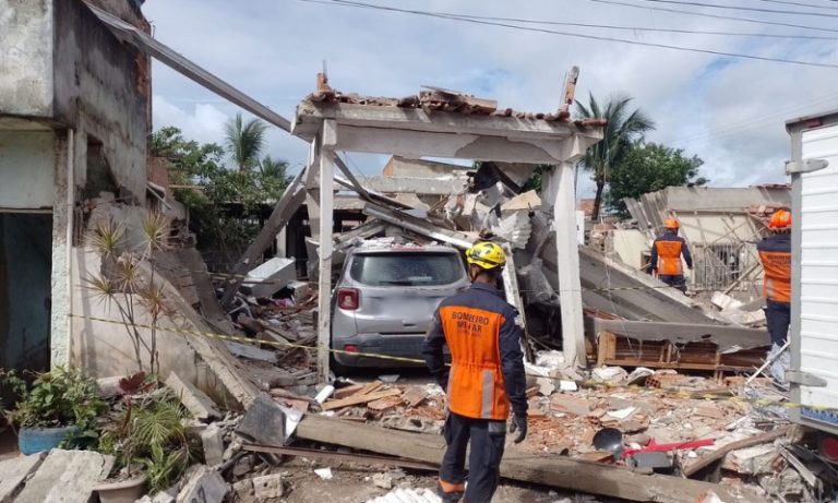 Moradores de casas atingidas por explosão são orientados a deixar imóveis
