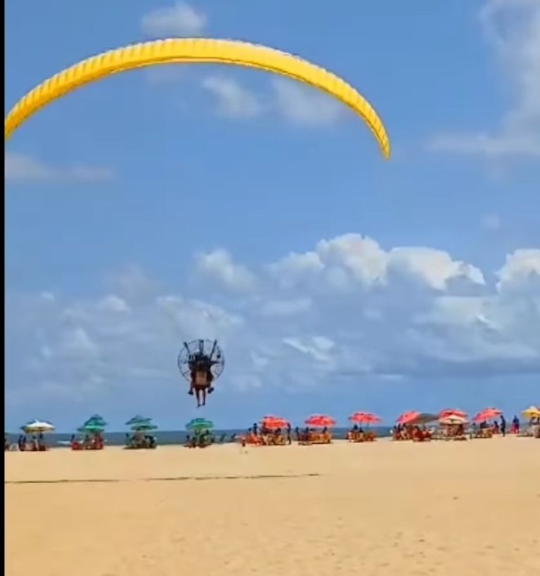 Morre passageira do paramotor que caiu na praia de Candeias