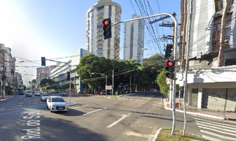 Motociclista fica ferido após acidente em cruzamento de Vitória