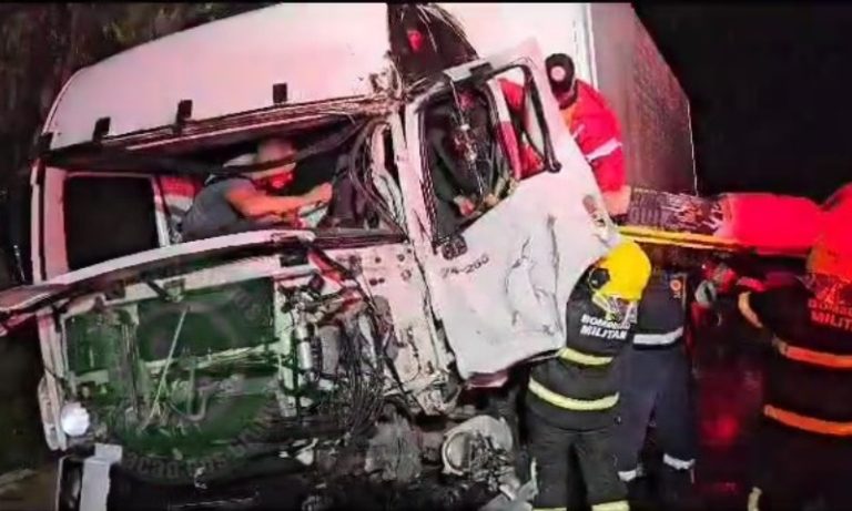 Motorista fica ferido após acidente com caminhão na BR-262 no ES