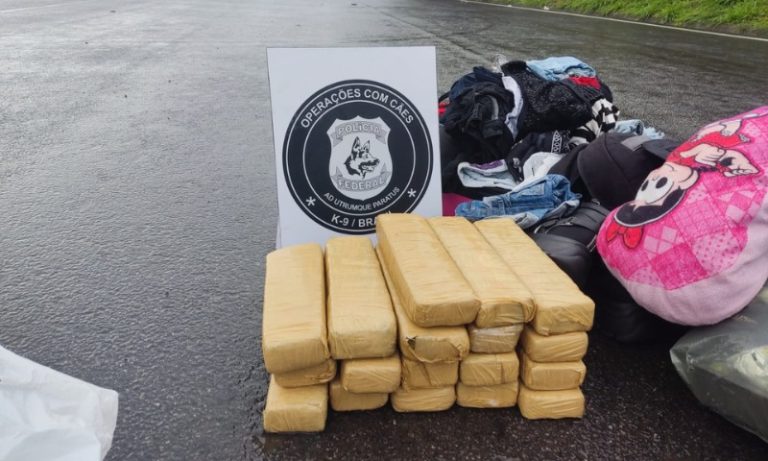 Mulher é presa com 18 tabletes de maconha dentro de mala em ônibus na BR-101 no ES