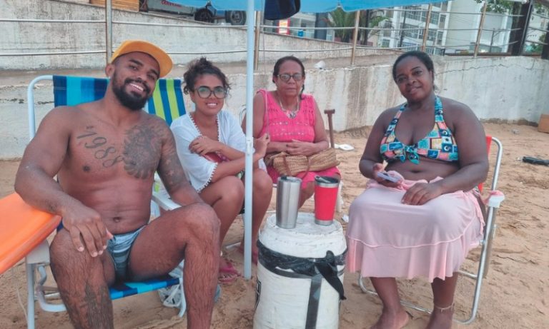 Nem chuva afasta turistas das praias no 1º dia do ano no ES