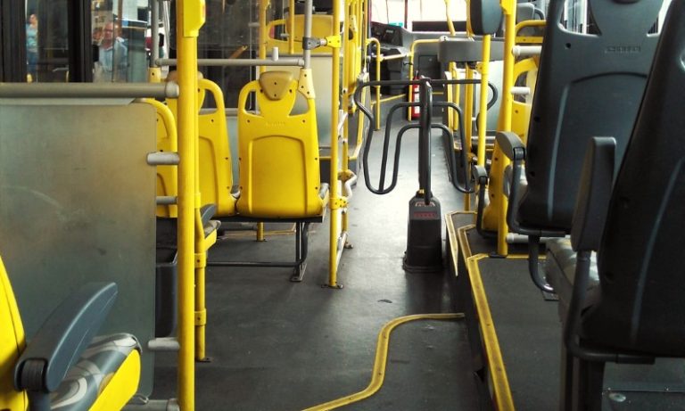 Ônibus com passageiros é sequestrado no RJ, e vítimas são assaltadas