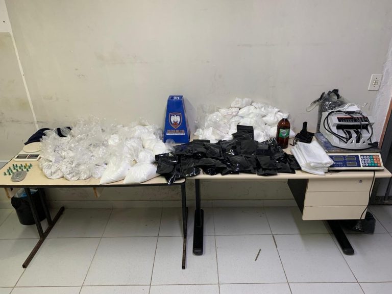 PM apreende 30 quilos de cocaína dentro de imóvel em Vitória