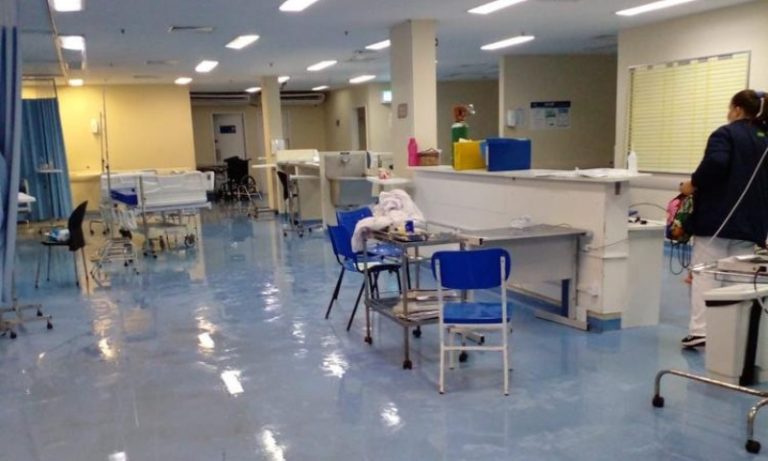 Parte de teto de hospital desaba durante temporal no Rio de Janeiro