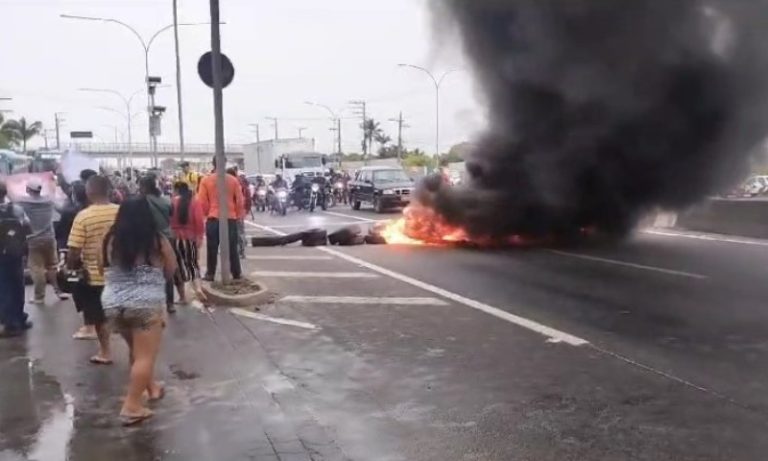 Protesto de moradores interdita Rodovia do Sol