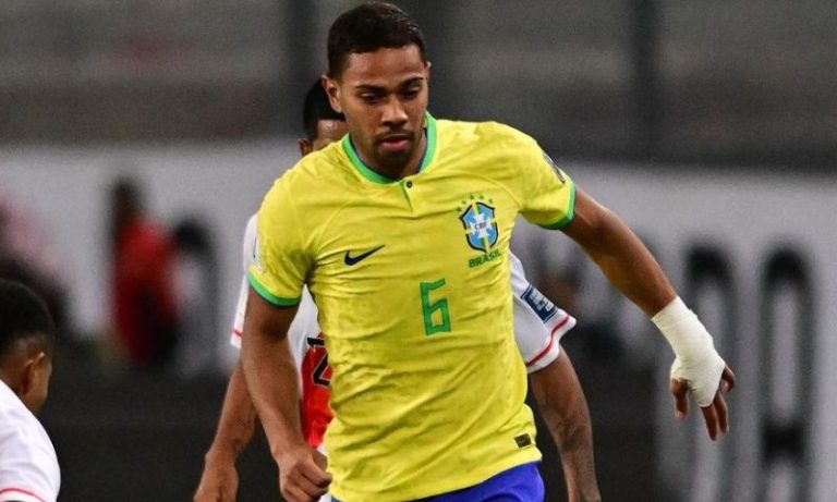 Renan Lodi assina com o Al-Hilal, time de Neymar, até o final de 2027