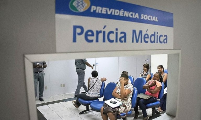 “Robôs” do INSS flagram atestados falsos