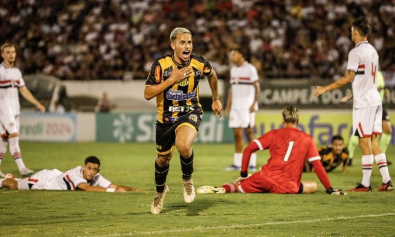São Paulo leva virada amarga com gols de Café e Canela e acaba eliminado da Copinha