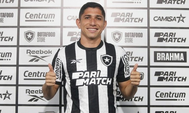 Savarino assume a camisa 10 e fala em títulos no Botafogo