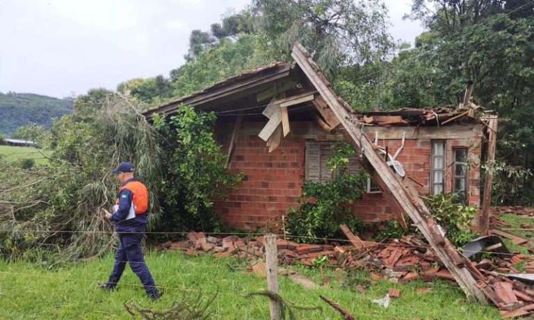 Tempestade deixa morto, alaga cidades e causa estragos no RS