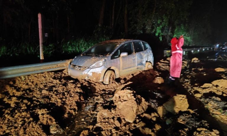 Trânsito na BR-262 é liberado em sistema pare e siga, após queda de barreira no ES