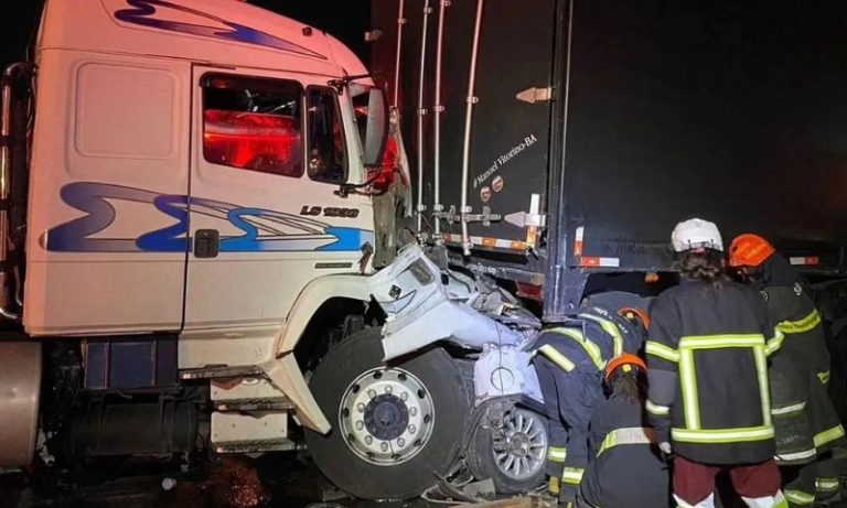 Três pessoas morrem após carro ser esmagado por carretas na Dutra, em SP