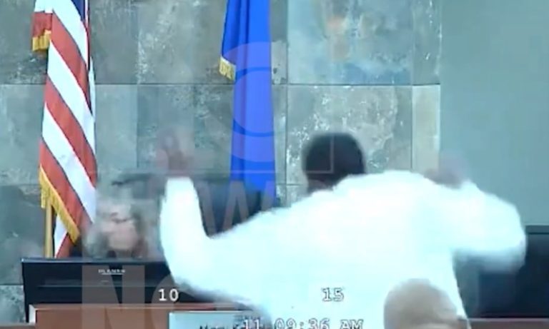VÍDEO | Condenado por agressão pula bancada e ataca juíza após sentença