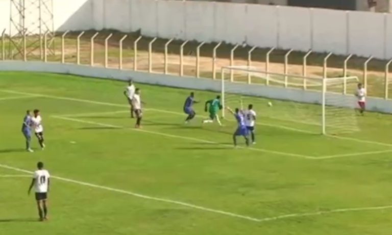 VÍDEO | Goleiro toma gol bizarro, sai de maca e rescinde contrato