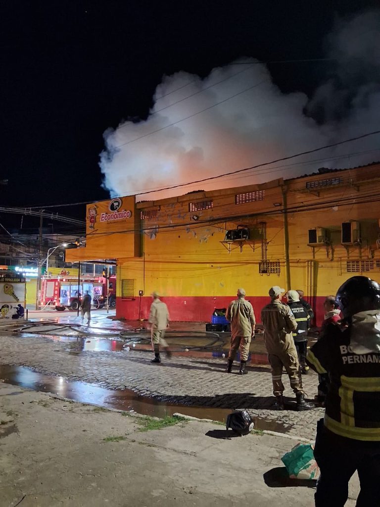 VÍDEO: Incêndio de grandes proporções atinge supermercado em Jaboatão