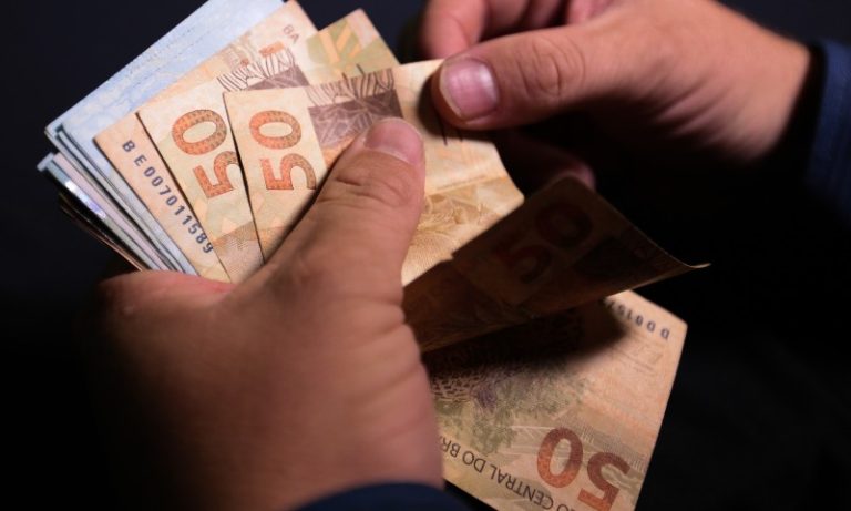292 ganham R$ 1,4 milhão por mês no ES
