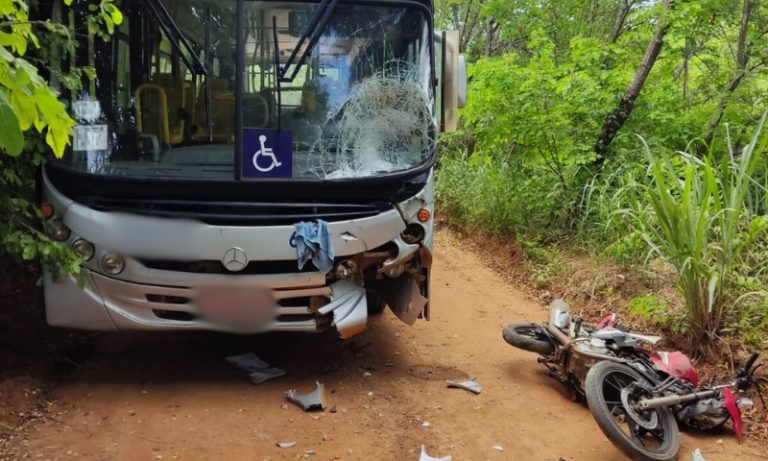 Acidente entre ônibus escolar e moto deixa jovem morto no ES