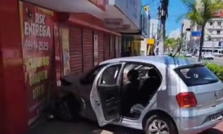 Acidente no Centro de Vila Velha deixa homem e criança feridos