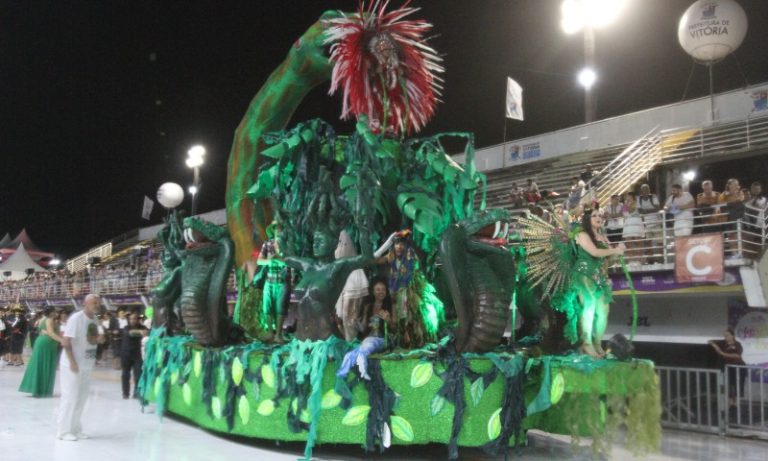 Andaraí abriu desfiles das escolas de samba no ES com histórias da infância