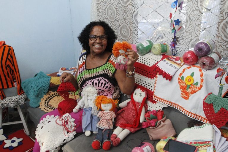 “Arte me ajudou a enfrentar a dor”, diz aposentada que perdeu dois filhos