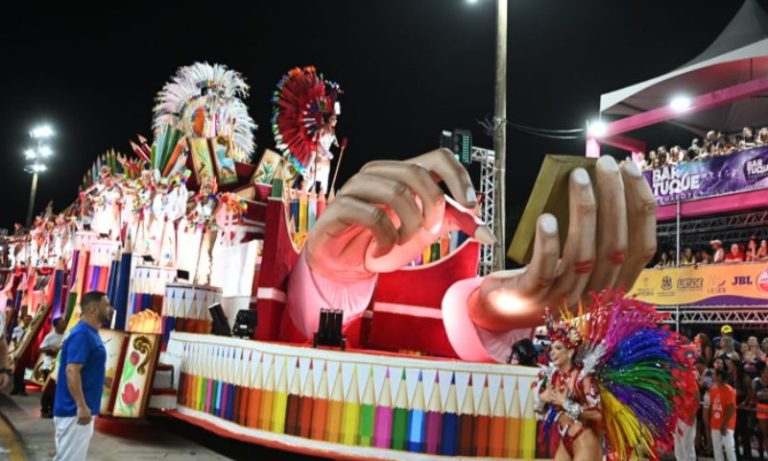 Atual campeã do Carnaval, MUG faz desfile colorido em homenagem a artista mineiro