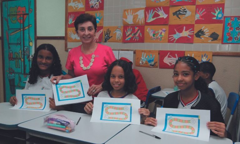 Aula de arte e tecnologia em escolas de tempo integral