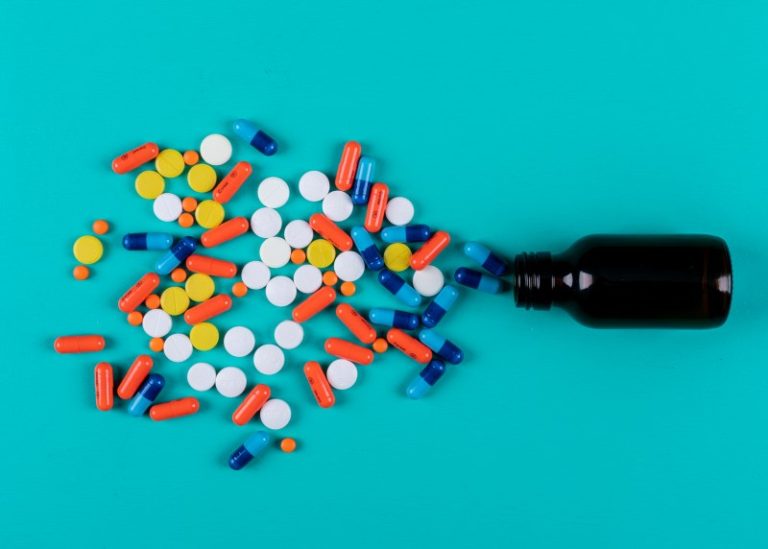 Automedicação: os riscos do uso exagerado dos “kits ressaca” durante a folia