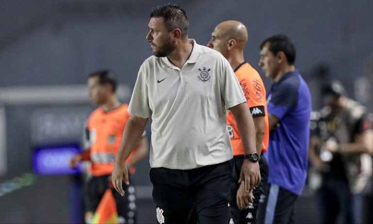Auxiliar Thiago Kosloski anuncia saída do Corinthians um mês após ser contratado
