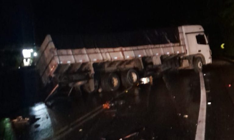 BR-101 é totalmente interditada após acidente com carreta no ES
