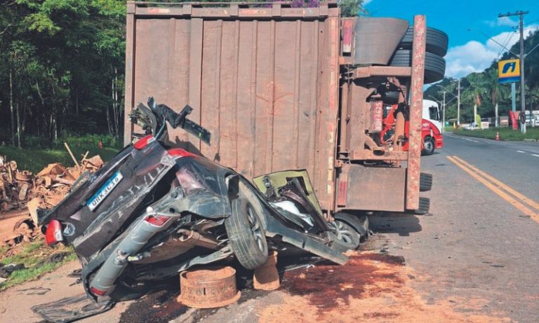 Babá e criança escapam após carreta esmagar carro