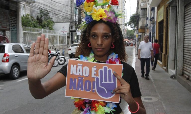 Beijo forçado na folia é crime, dizem especialistas