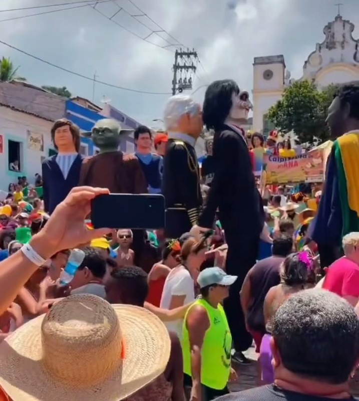 Bonecos Gigantes fazem a festa dos foliões pelas ladeiras de Olinda
