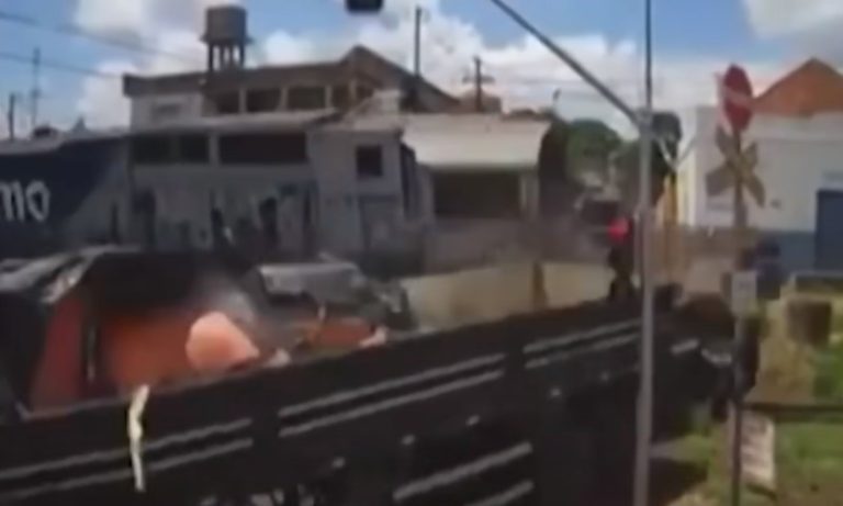 Caminhão ultrapassa sinal vermelho e é partido ao meio por trem; veja vídeo