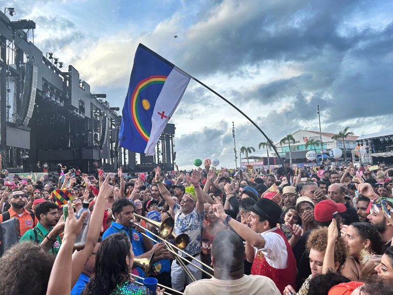 Carnaval oficial do Recife chega ao fim com milhares no Marco Zero até o amanhecer