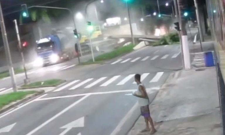 Carreta derruba passarela e interrompe trânsito na BR-101 no ES