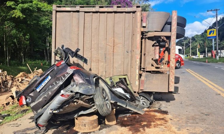 Carreta tomba em cima de carro e interdita rodovia BR-262