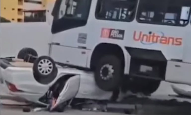 Carro com família fica embaixo de ônibus após colisão na Paraíba; veja