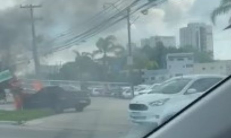 Carro pega fogo na subida de ponte em Vitória