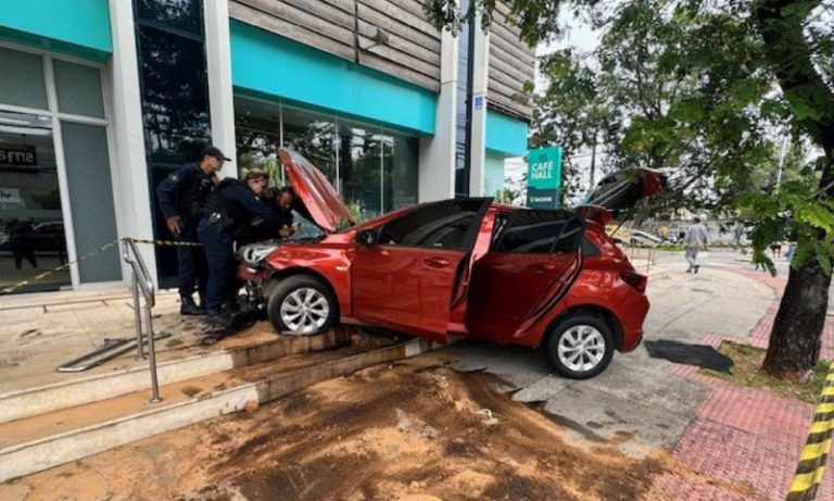 Carro perde controle durante perseguição e invade calçada na Reta da Penha