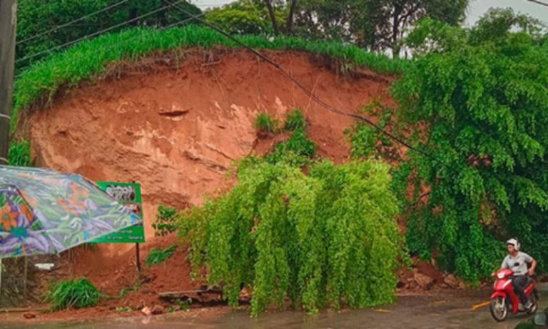 Chuva causa deslizamentos na Região Serrana