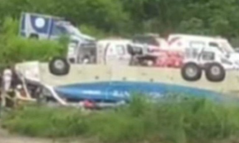 Cinco passageiros morrem após ônibus tombar em rodovia na Bahia