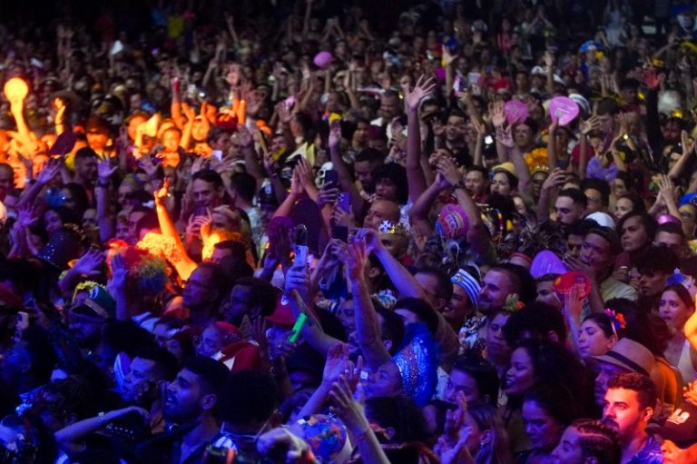 Confira todas as atrações e horários dos shows no Marco Zero até terça-feira