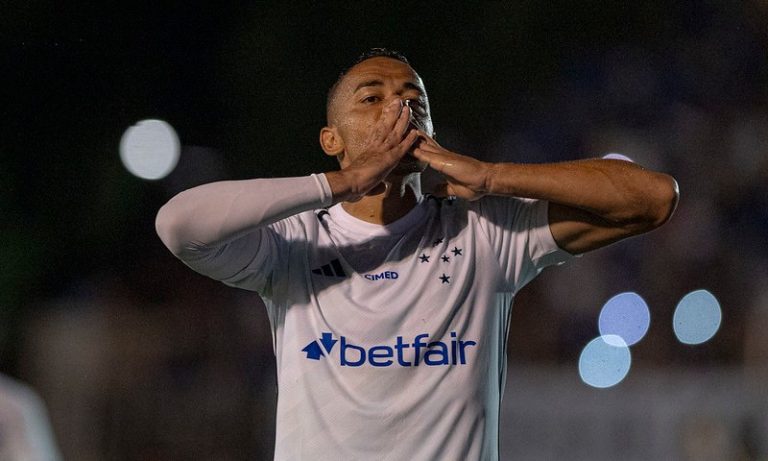 Cruzeiro vence Democrata, se reabilita e mantém a liderança do Grupo A do Mineiro