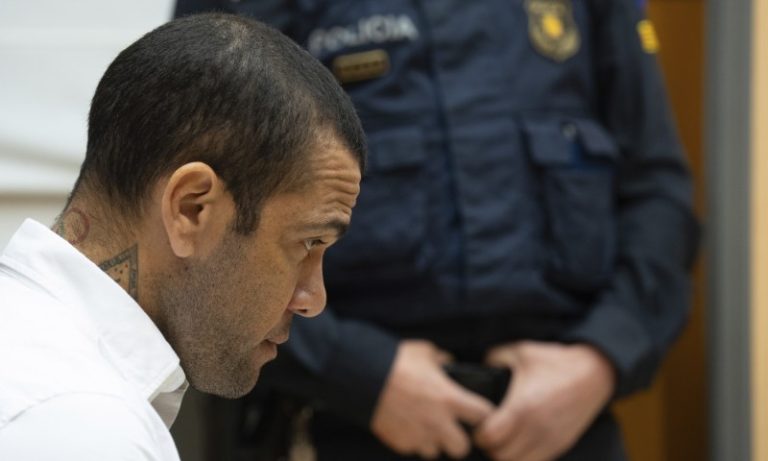 Daniel Alves pode sair em menos de dois anos, diz especialista no código espanhol